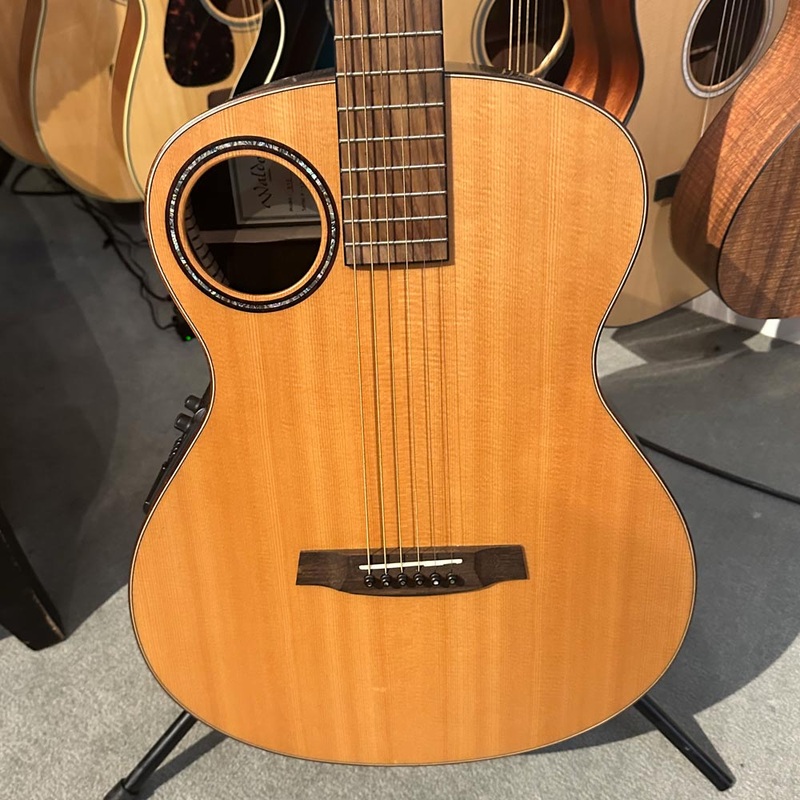 Walden B1E Baritone Grand Auditorium Acoustic-Electric Guitar w/ Case (Pre-Owned)