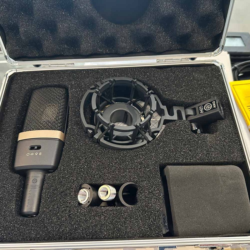 AKG C314 Professional Studio Multi-Pattern Condenser Microphone w/ Case (Pre-Owned)